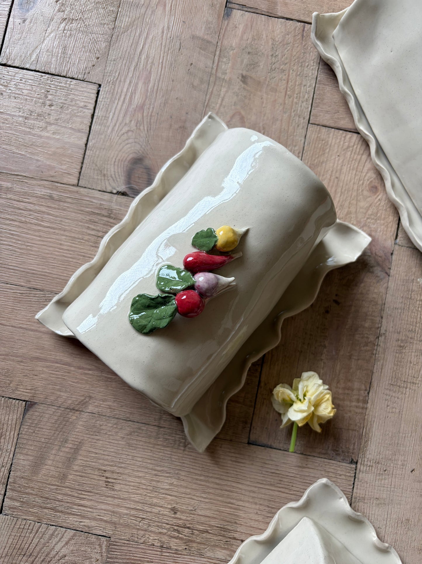 Imperfect radish butter dish