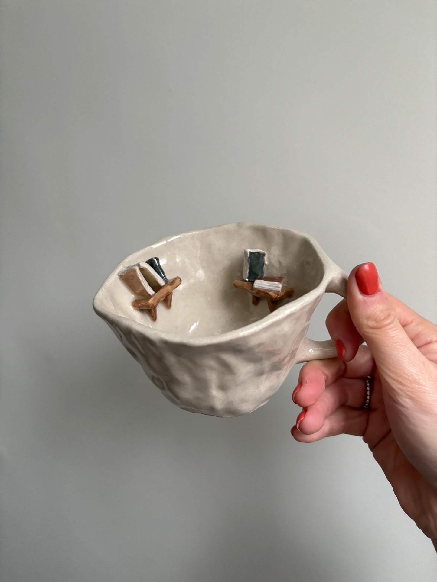 Bookshelf mug