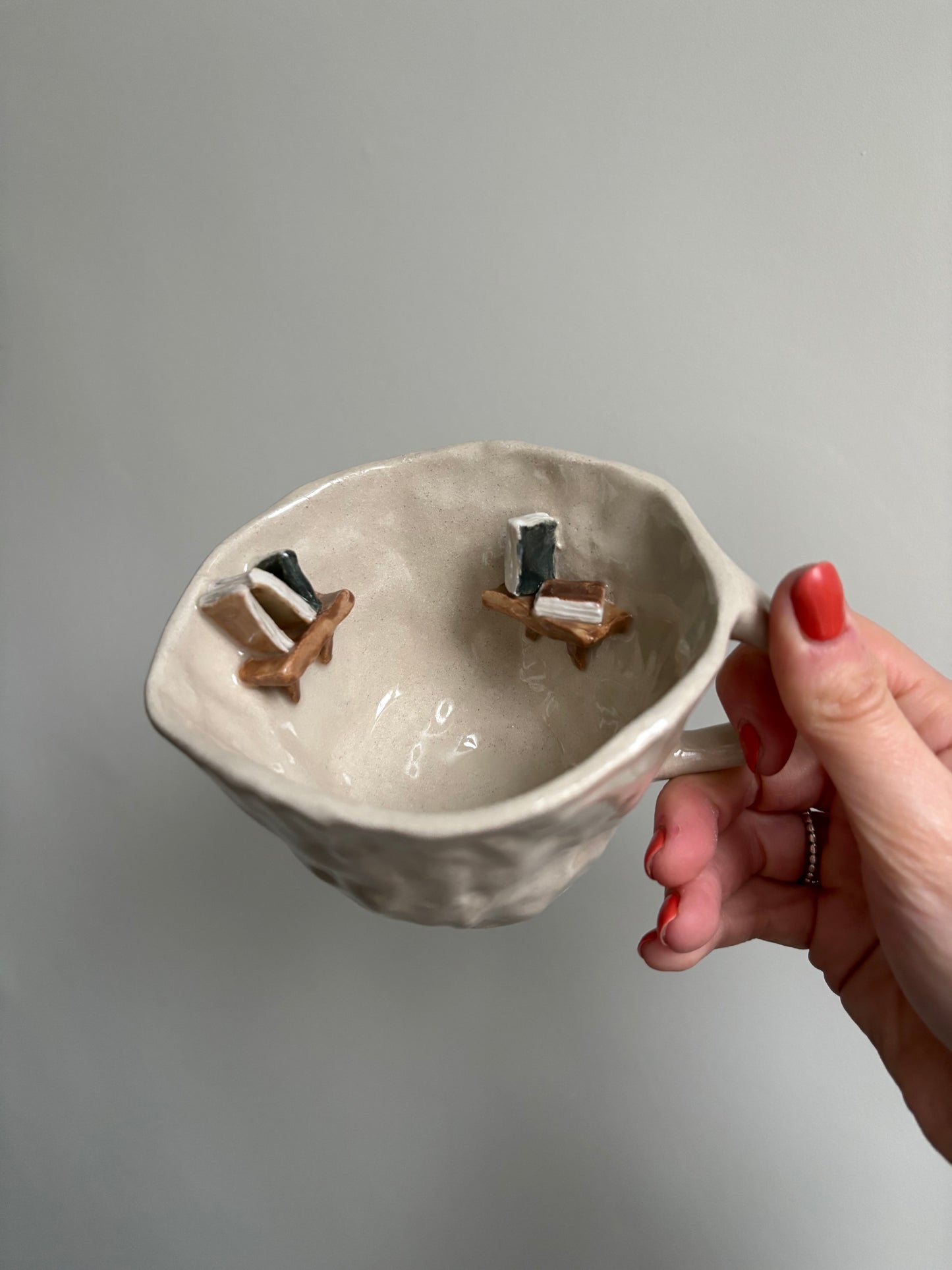 Bookshelf mug