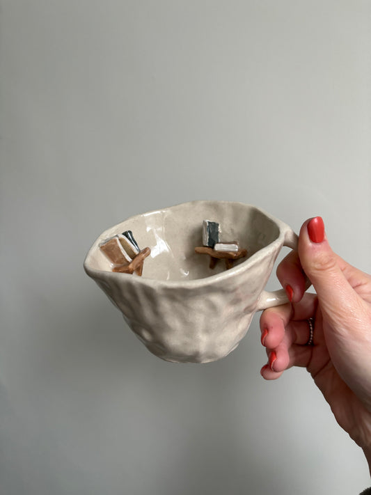 Bookshelf mug